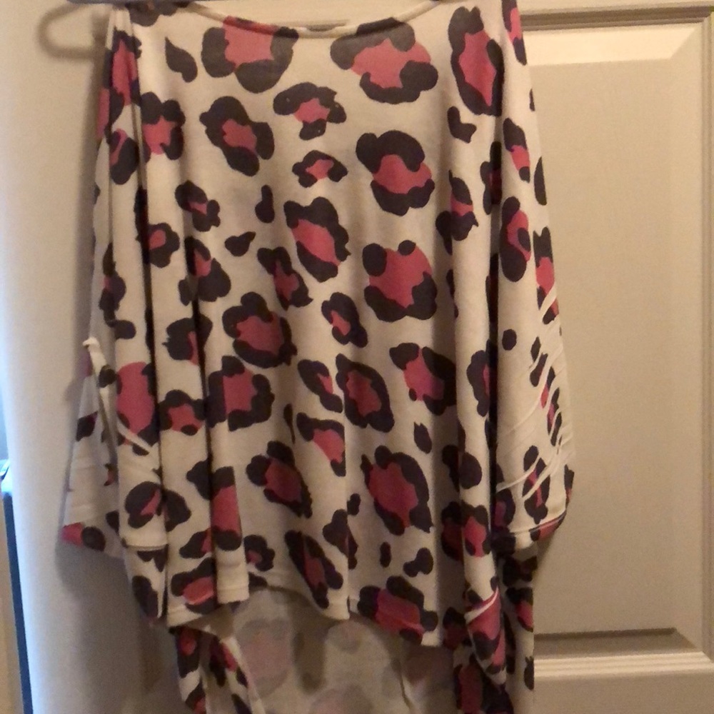 Women’s cheetah winged sleeves top